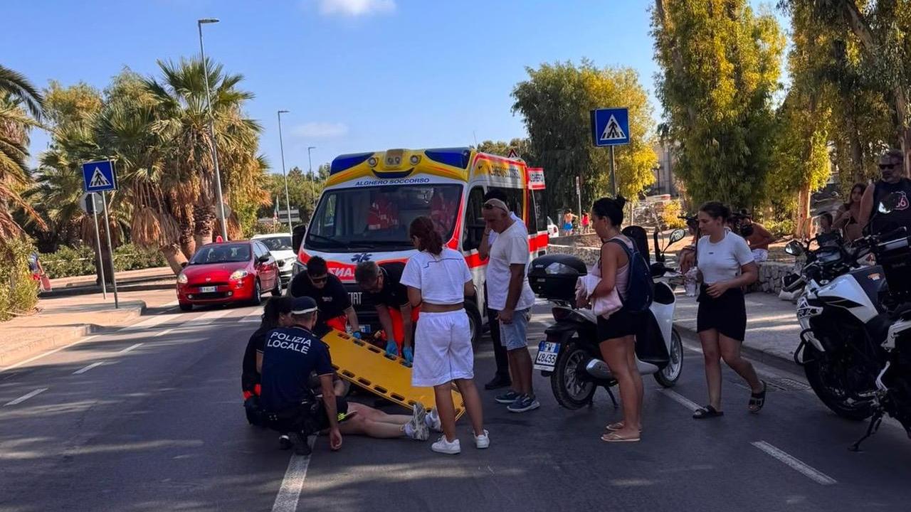 Perde il controllo dello scooter e cade sulla litoranea per Fertilia
