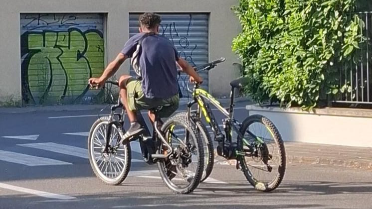 Buon Pastore, un uomo vive nel parco: «Ha minacciato di morte un residente»