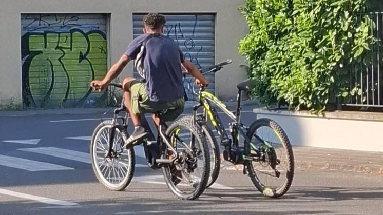 Buon Pastore, un uomo vive nel parco: «Ha minacciato di morte un residente»