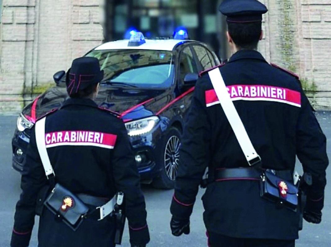 Novellara, chiamati per un'aggressione i carabinieri trovano due etti di droga