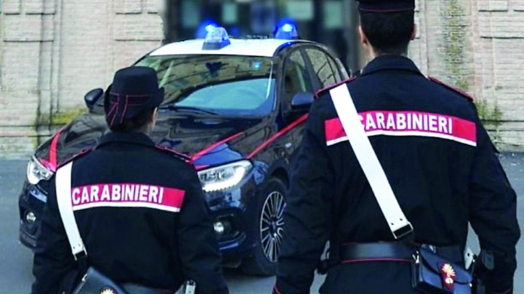 Novellara, chiamati per un'aggressione i carabinieri trovano due etti di droga