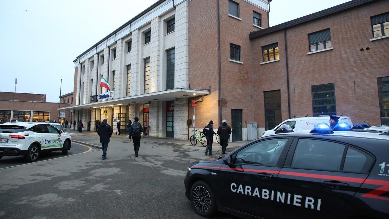 Reggio Emilia, colpito da una bottiglia dopo una lite in piazzale Marconi