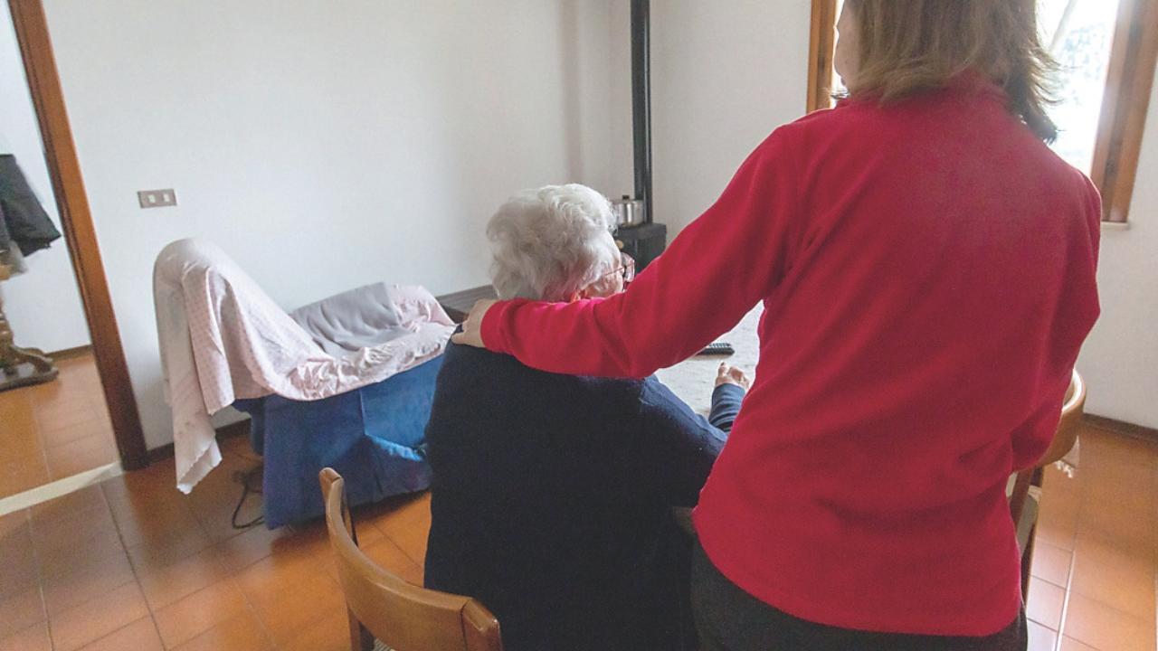 «Assisto mio padre malato, i costi consumano il mio futuro. Mi chiedo quanto potrò resistere» – La denuncia di una caregiver toscana