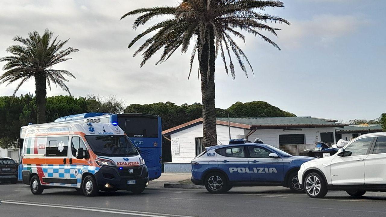 
	Polizia e 118 davanti all'ingresso della spiaggia

