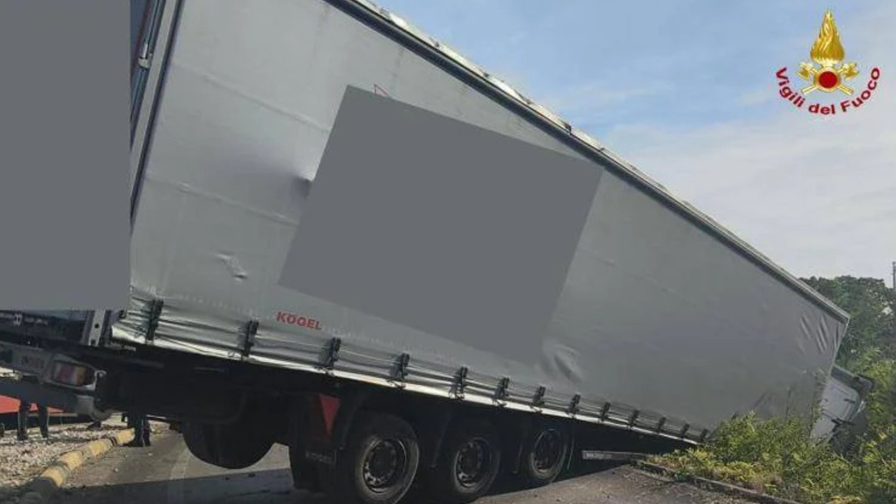 Scontro fra due tir, uno rimane sospeso nel vuoto: vivi per miracolo i due conducenti