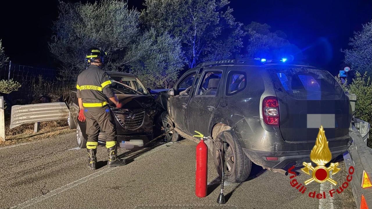 Terribile schianto nella notte: due auto coinvolte