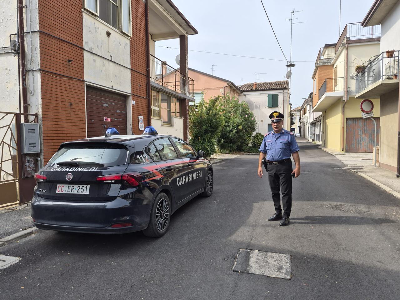 Codigoro, cade dall’impalcatura mentre tinteggia: muore un uomo