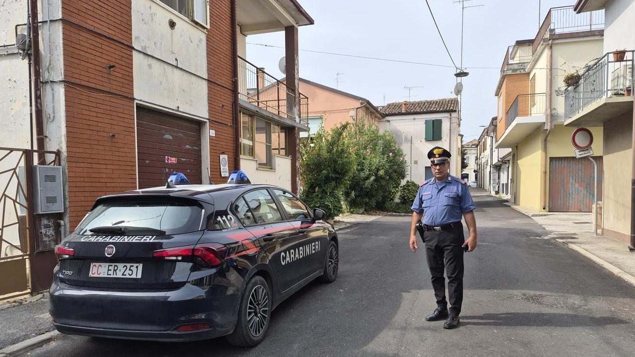 Codigoro, cade dall’impalcatura mentre tinteggia: muore un uomo