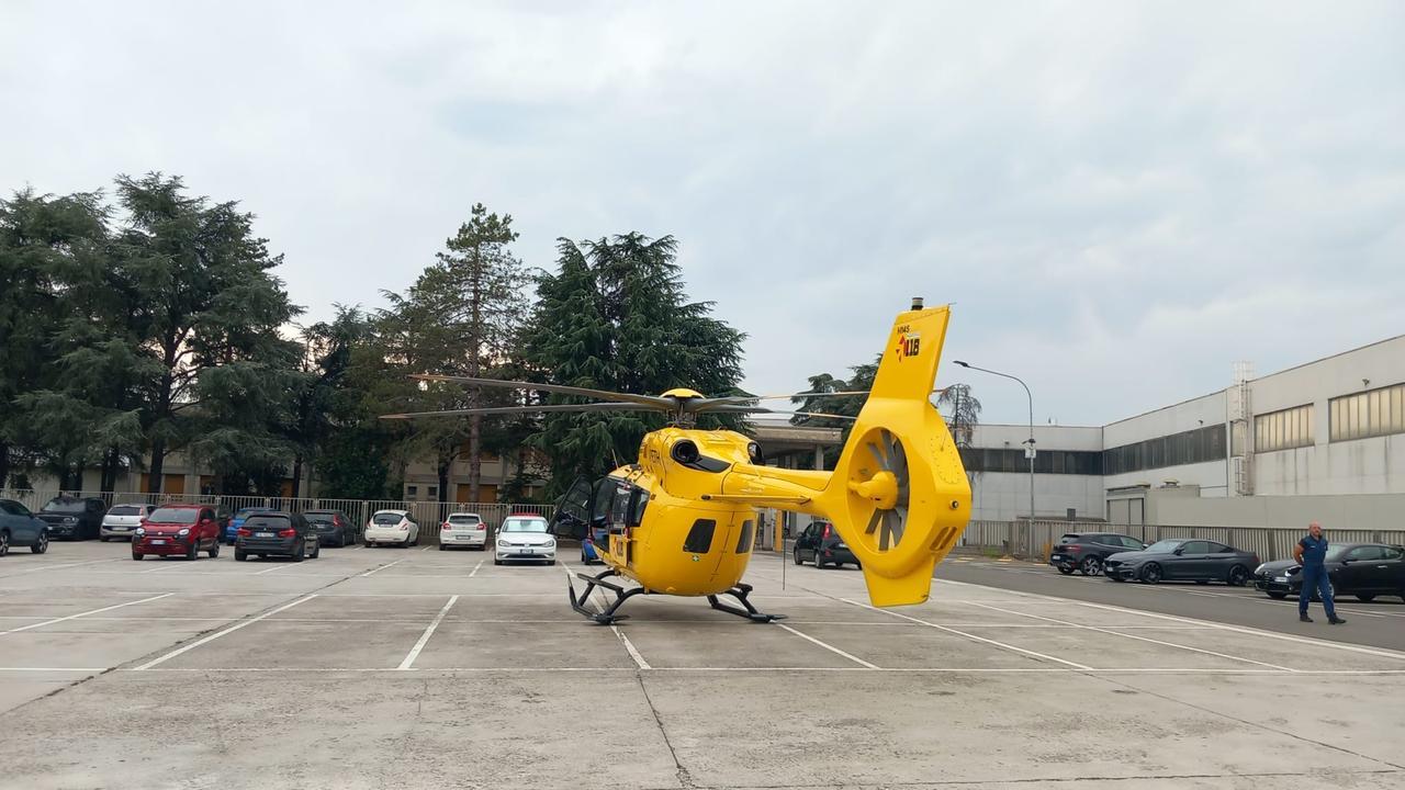 Va a sbattere contro il capannone, camionista muore alla Padana Tubi