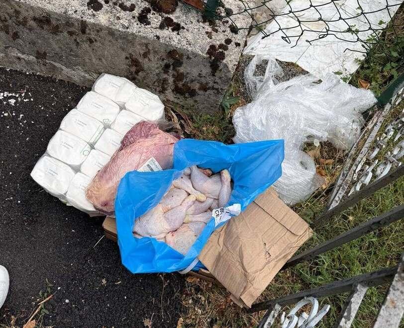 Vagli, la denuncia del sindaco: «Cibo destinato ai rifugiati abbandonato in strada»