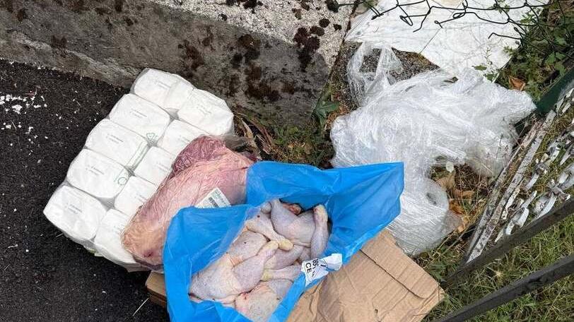 Vagli, la denuncia del sindaco: «Cibo destinato ai rifugiati abbandonato in strada»