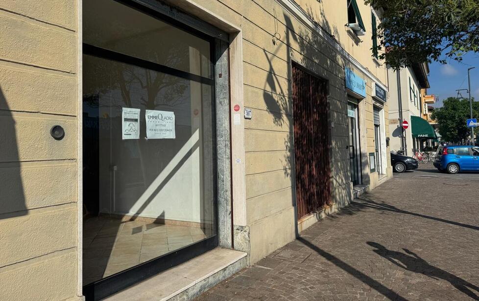 Rosignano, commercio sgretolato: sull'Aurelia 26 fondi vuoti. E lo "struscio" è solo un vecchio ricordo