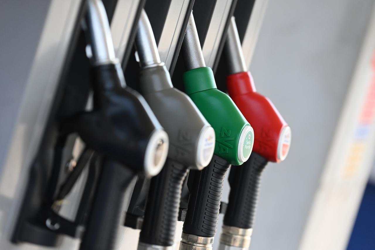 Caro carburanti, il rientro dalle vacanze è un salasso: benzina sopra i 2 euro e diesel in aumento