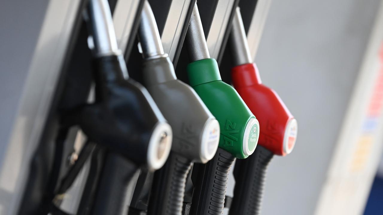Caro carburanti, il rientro dalle vacanze è un salasso: benzina sopra i 2 euro e diesel in aumento