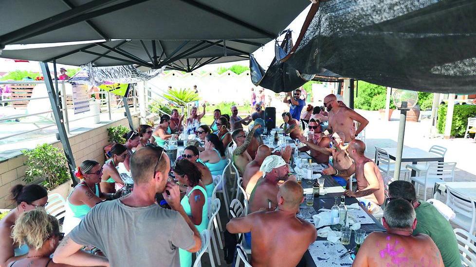Una classica tavolata agostana a Viareggio (foto Iacopo Giannini)