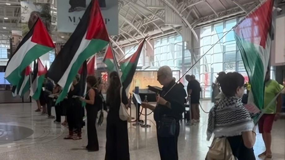Voli da Tel Aviv a Cagliari, sit-in pro-Palestina in aeroporto a Elmas