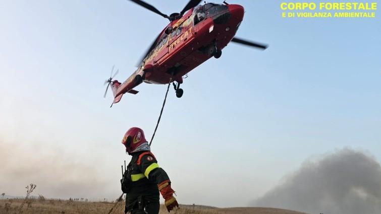 Incendi nel sassarese: a Usini in arrivo un Canadair, a Tissi le fiamme minacciano le case