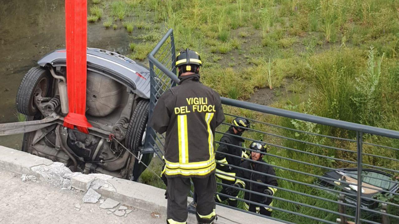 Il recupero dell'auto da parte dei vigili del fuoco