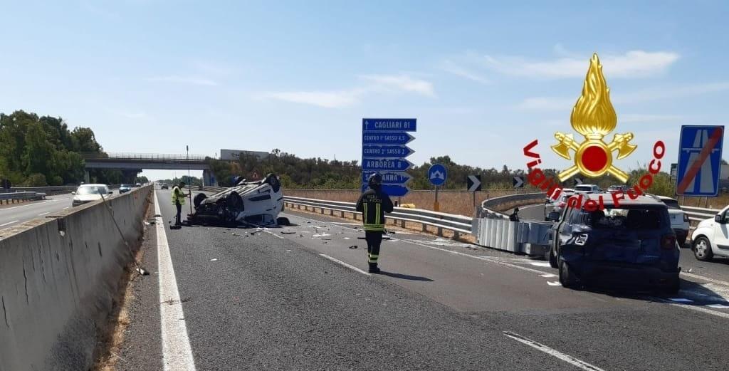 Colpo di sonno mentre guida, terribile schianto sulla 131: due ricoveri in codice rosso