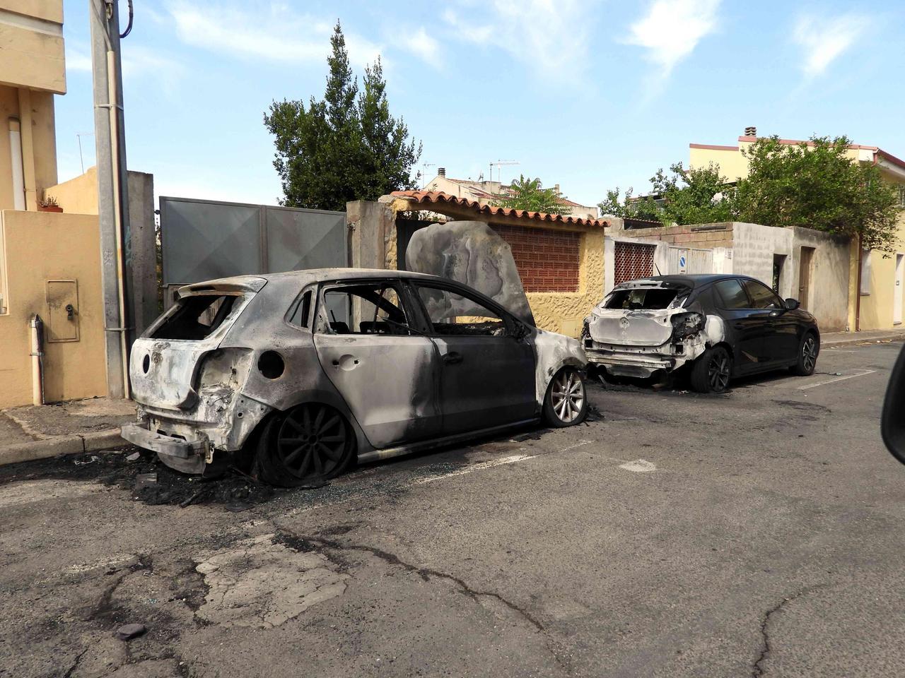 C’è troppo caldo: l’auto prende fuoco e innesca un incendio a catena