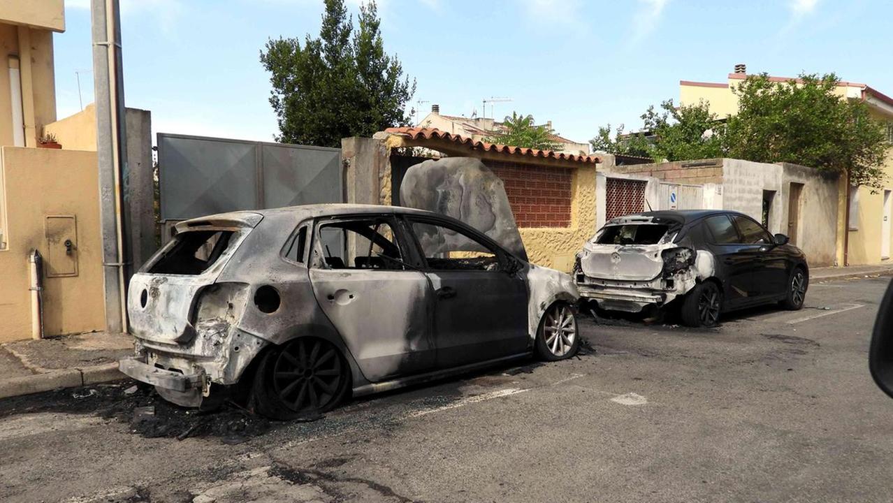 C’è troppo caldo: l’auto prende fuoco e innesca un incendio a catena