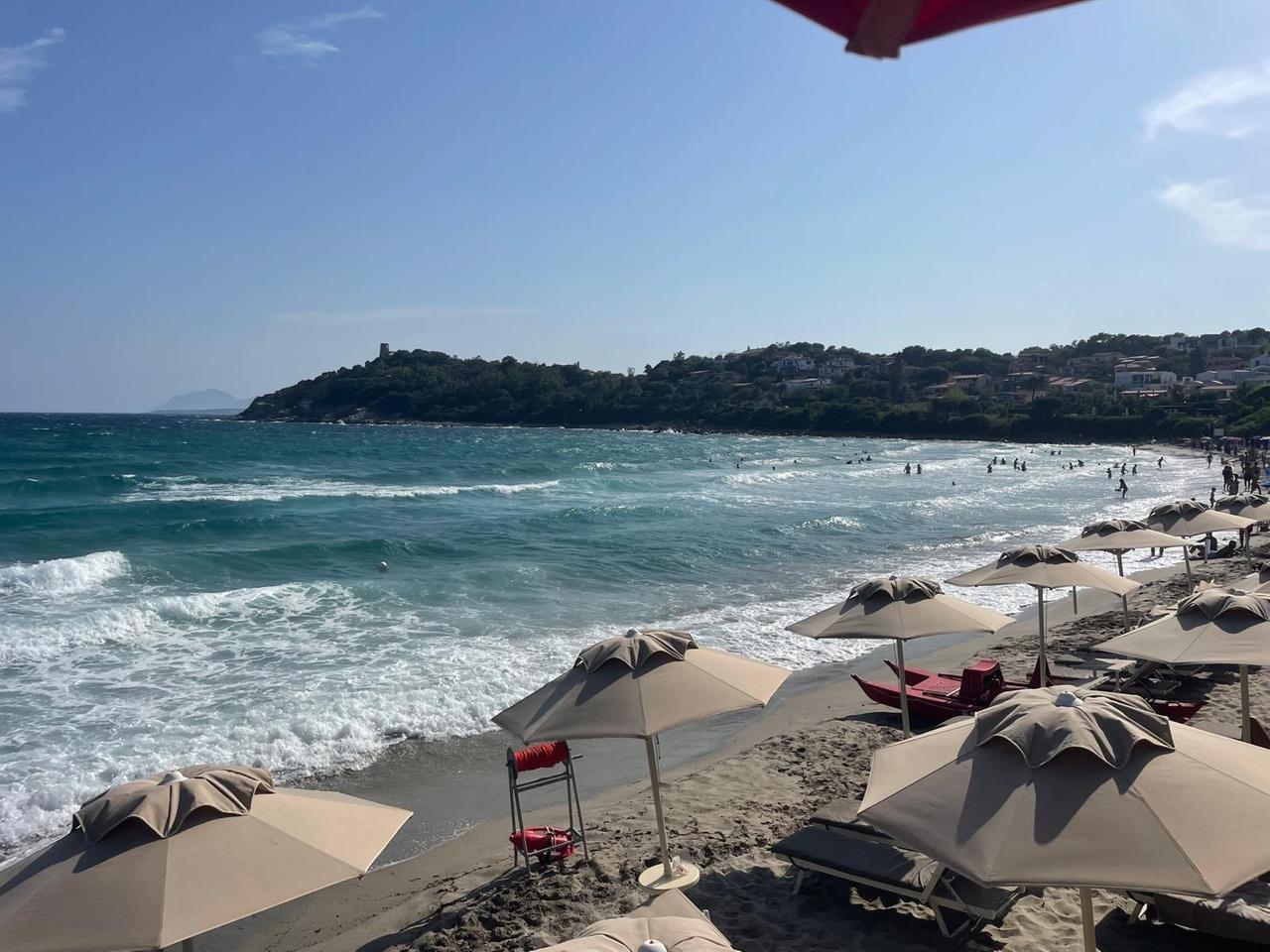 Si tuffano nonostante la bandiera rossa, i bagnini salvano quattro turisti