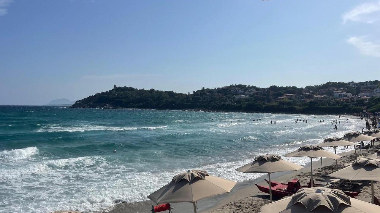 Si tuffano nonostante la bandiera rossa, i bagnini salvano quattro turisti