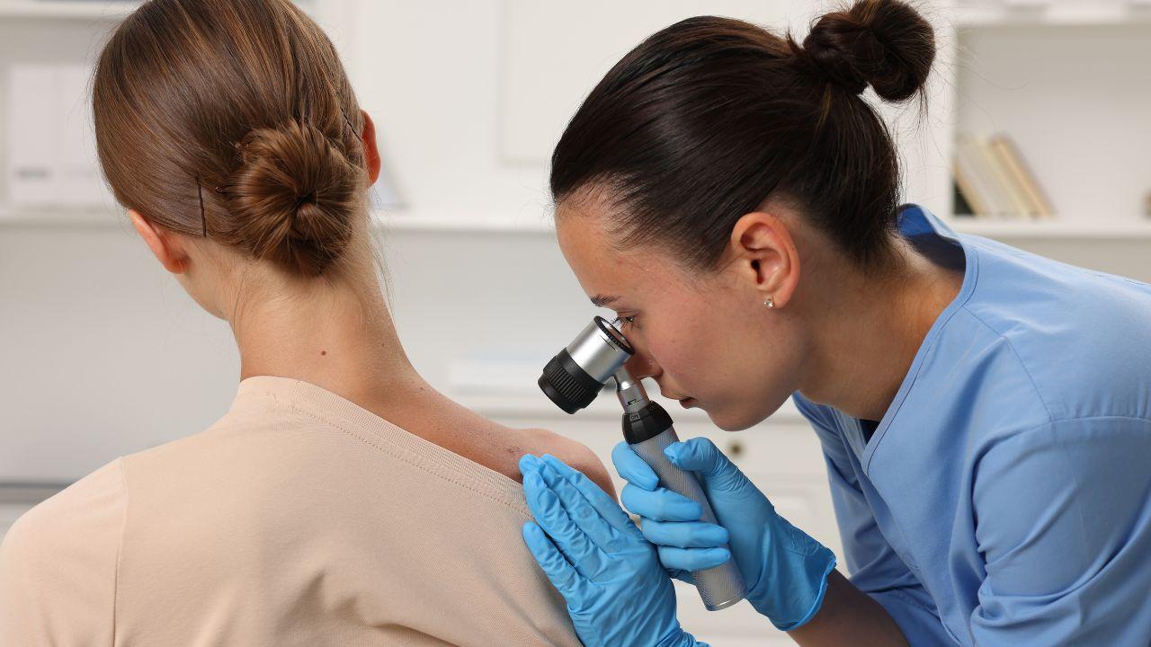 Melanoma, «risultati promettenti» per il vaccino sperimentale a mRna: a che punto è lo studio