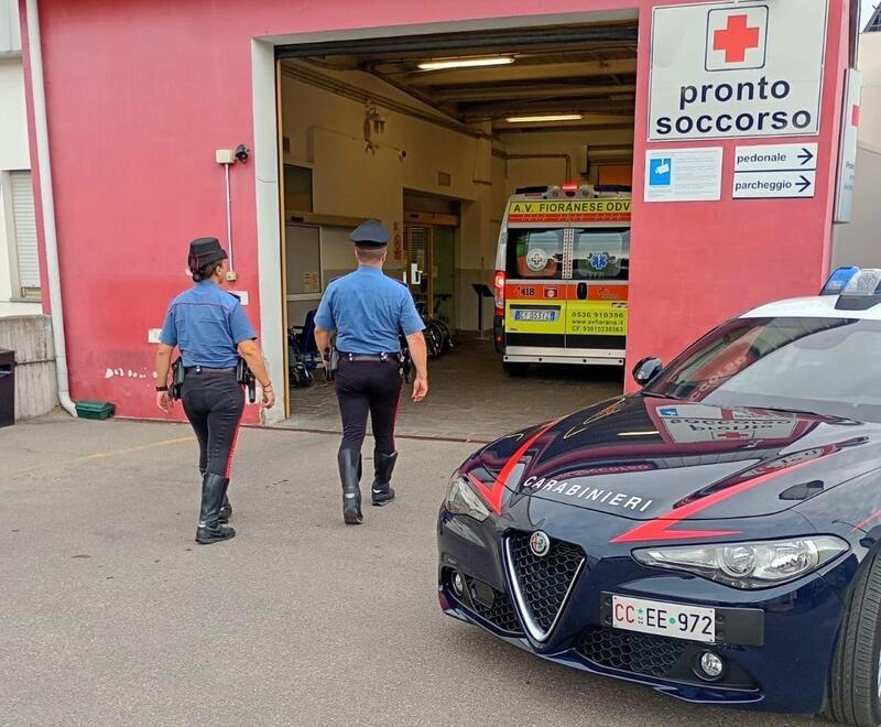 Una furia al pronto soccorso di Sassuolo: colpi di flebo e morsi ai carabinieri