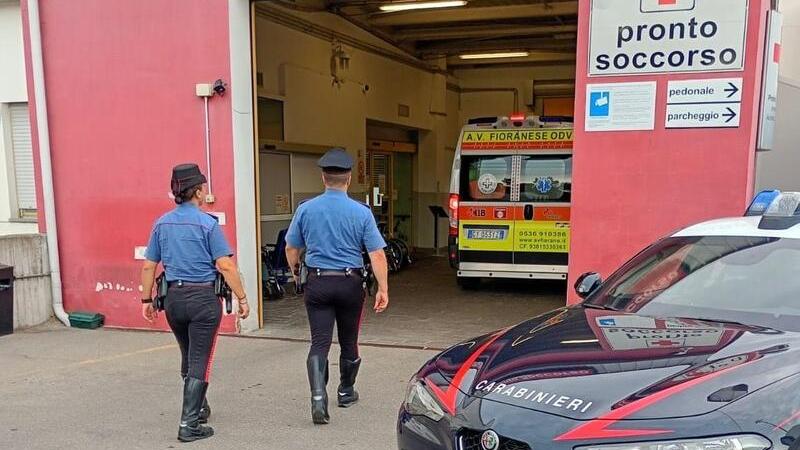Una furia al pronto soccorso di Sassuolo: colpi di flebo e morsi ai carabinieri