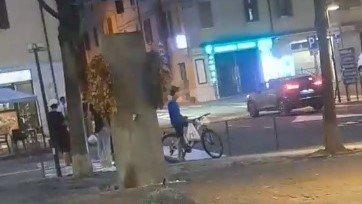 Maxi rissa a Castelnuovo: «Hanno picchiato il titolare della kebabberia, poi inseguito per investirlo»