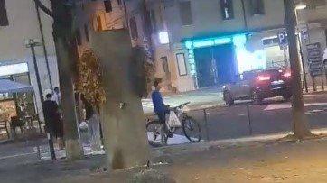 Maxi rissa a Castelnuovo: «Hanno picchiato il titolare della kebabberia, poi inseguito per investirlo»