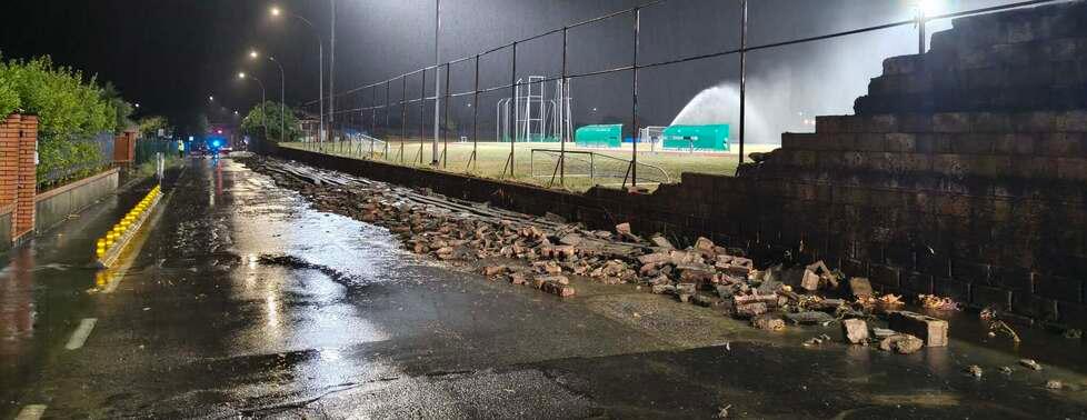 Maltempo a Pescia, crolla il muro dello stadio 