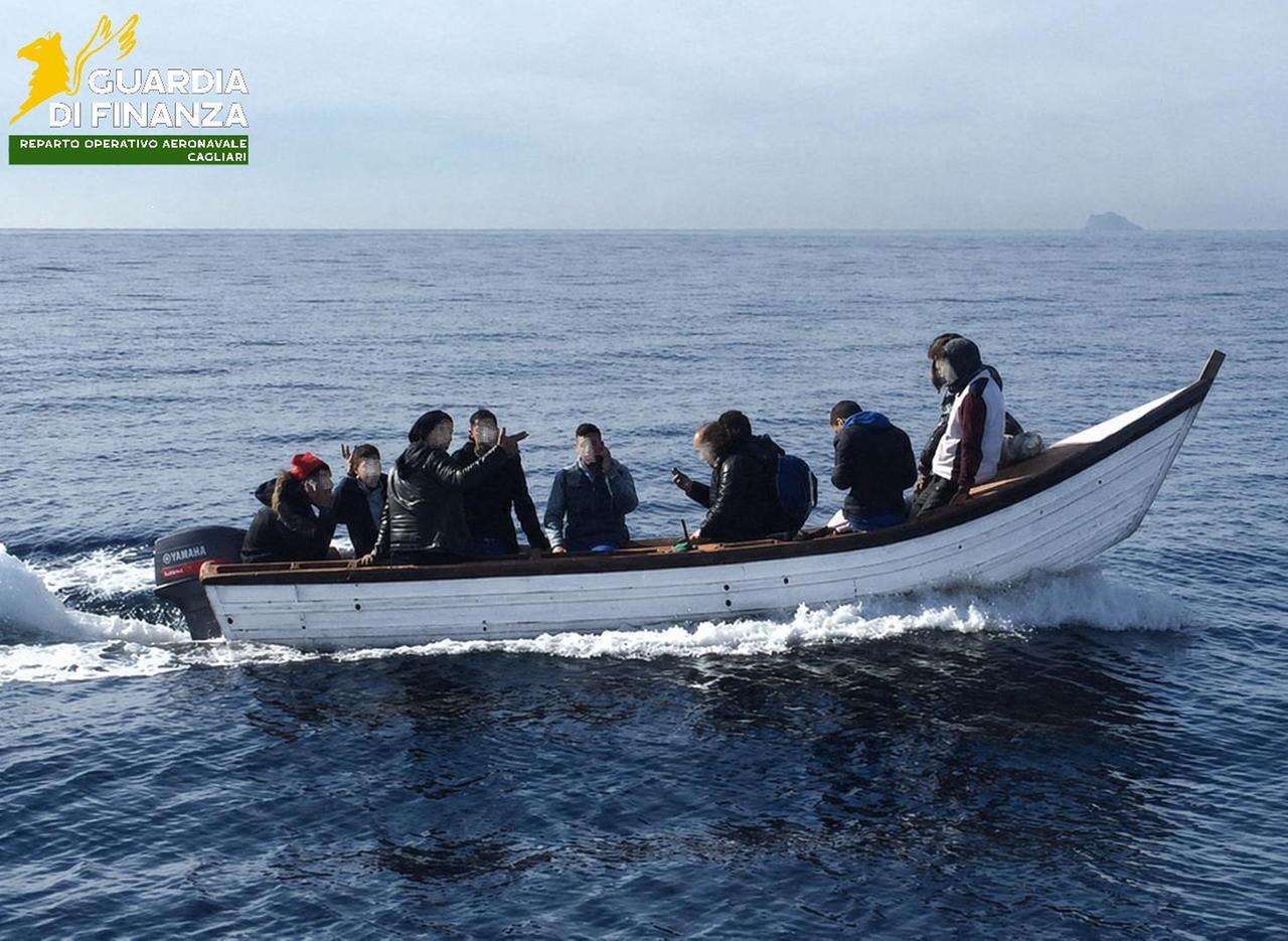 Barchino con otto migranti intercettato in arrivo sulle coste della Sardegna: arrestato il presunto scafista