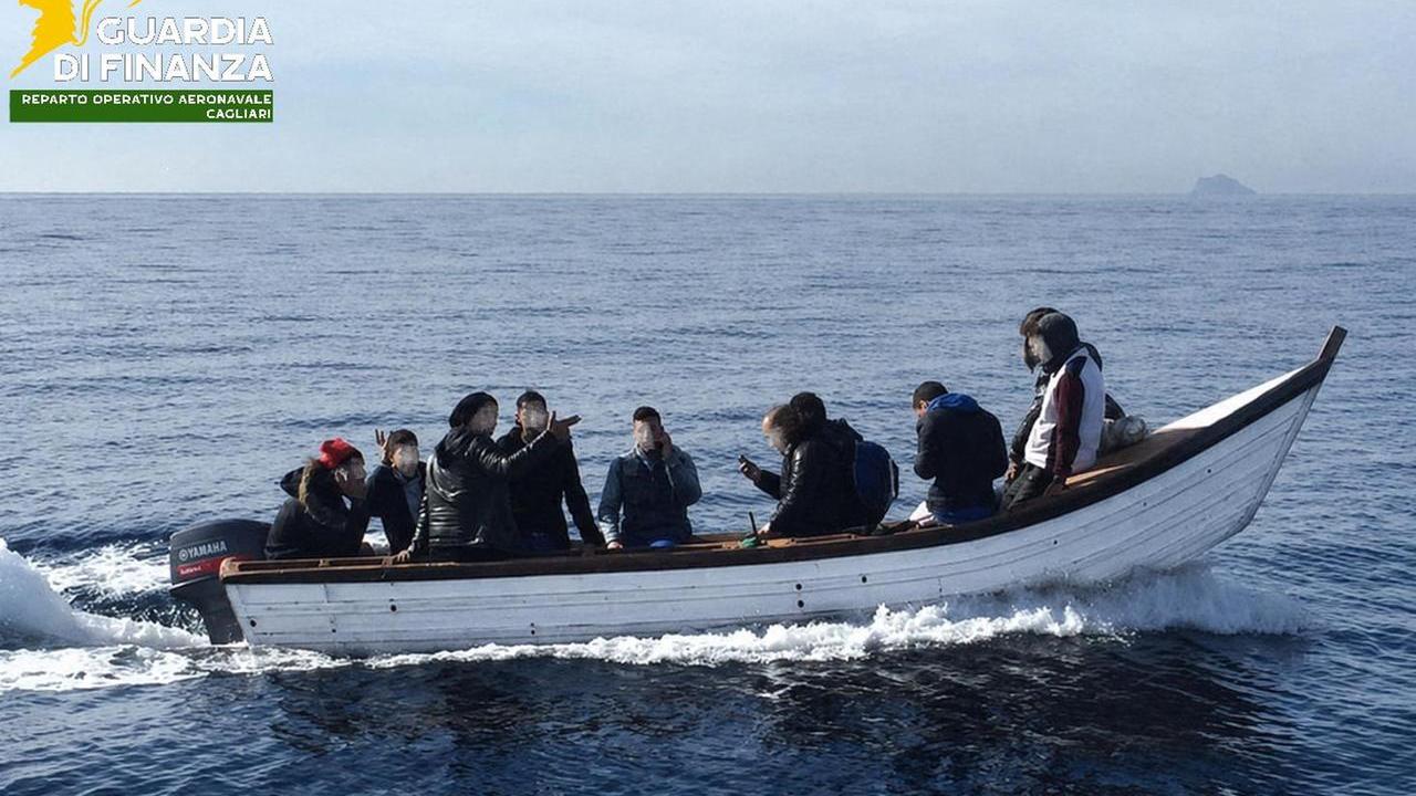 Barchino con otto migranti intercettato in arrivo sulle coste della Sardegna: arrestato il presunto scafista