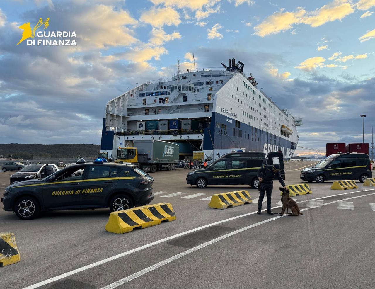 
	Controlli della Guardia di Finanza con i cani antidroga al porto - Archivio

