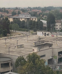Parcheggio ex Gasometro nella morsa del degrado: «Idranti spaccati per farsi la doccia sul tetto». Residenti esasperati: «Se non sapete gestirlo, buttatelo giù»