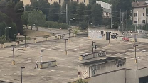 Parcheggio ex Gasometro nella morsa del degrado: «Idranti spaccati per farsi la doccia sul tetto». Residenti esasperati: «Se non sapete gestirlo, buttatelo giù»