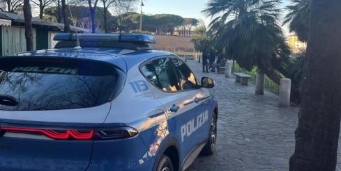 Livorno, camionista di 62 anni accerchiato e rapinato in piazza<br>
