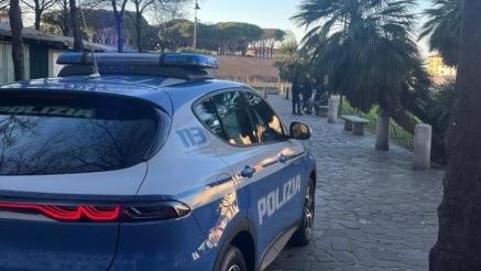 Livorno, camionista di 62 anni accerchiato e rapinato in piazza<br>