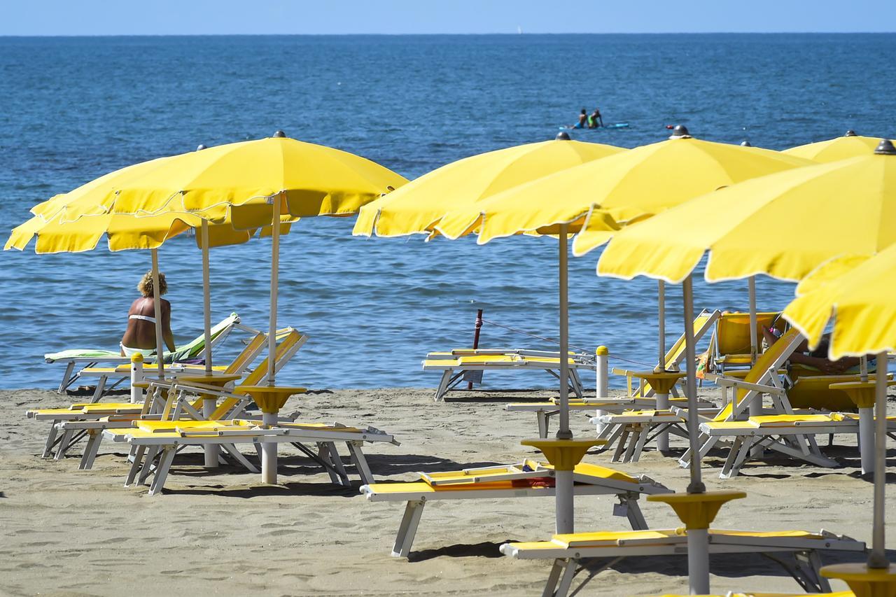 Stroncato da un malore mentre fa il bagno: morto un uomo