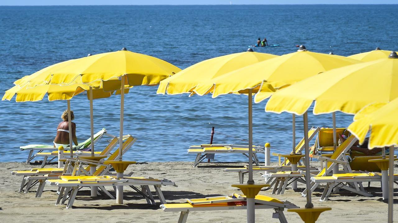 Stroncato da un malore mentre fa il bagno: morto un uomo
