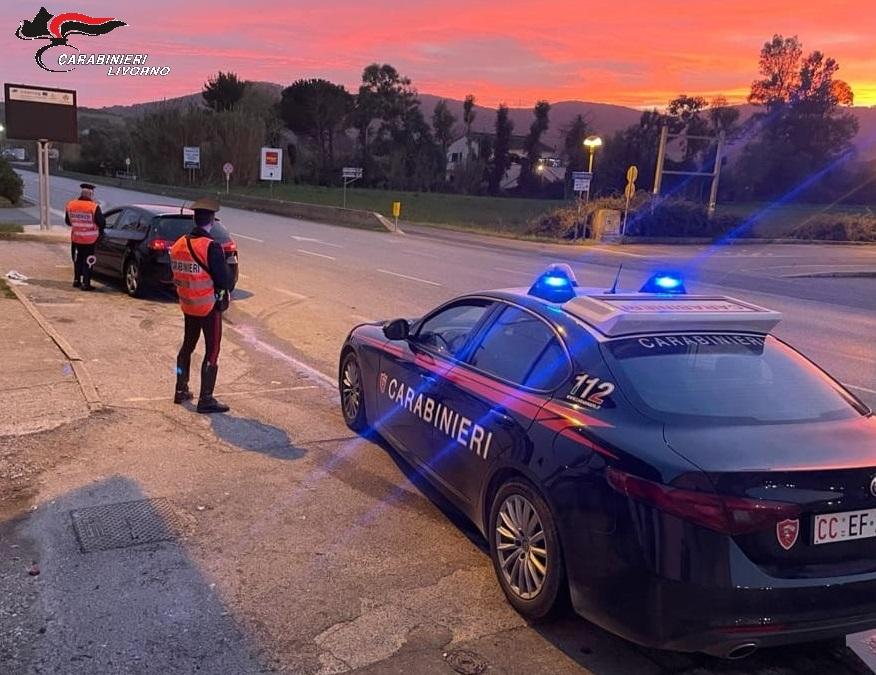 «Signora, ci faccia vedere i gioielli». Due arresti per la truffa del finto carabiniere