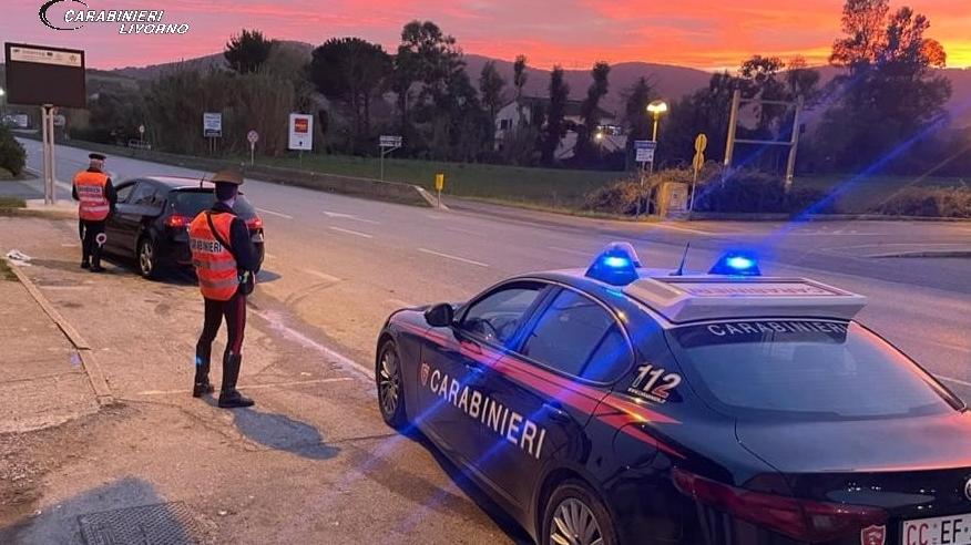 «Signora, ci faccia vedere i gioielli». Due arresti per la truffa del finto carabiniere