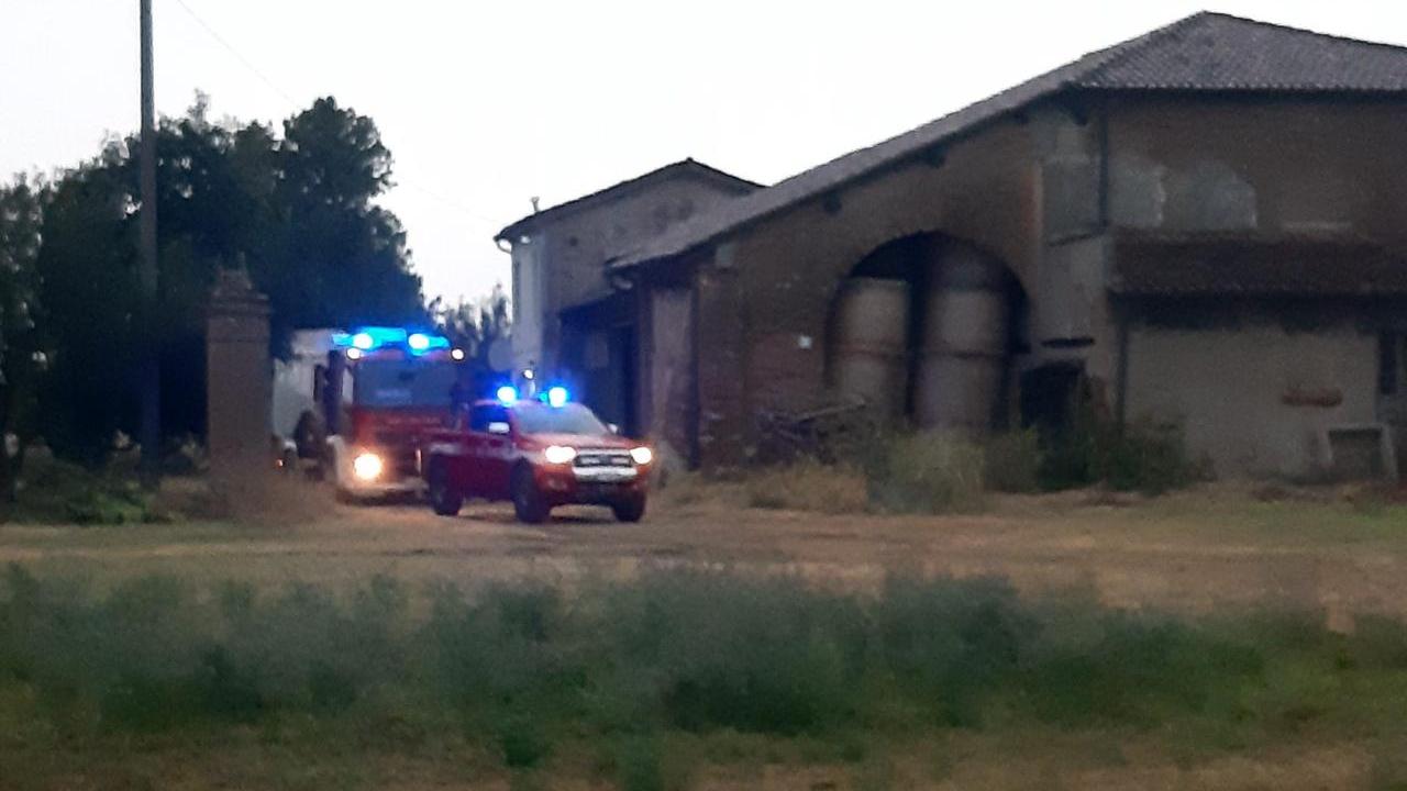 Maltempo, fulmine sul casolare: l’incendio causa un black out elettrico
