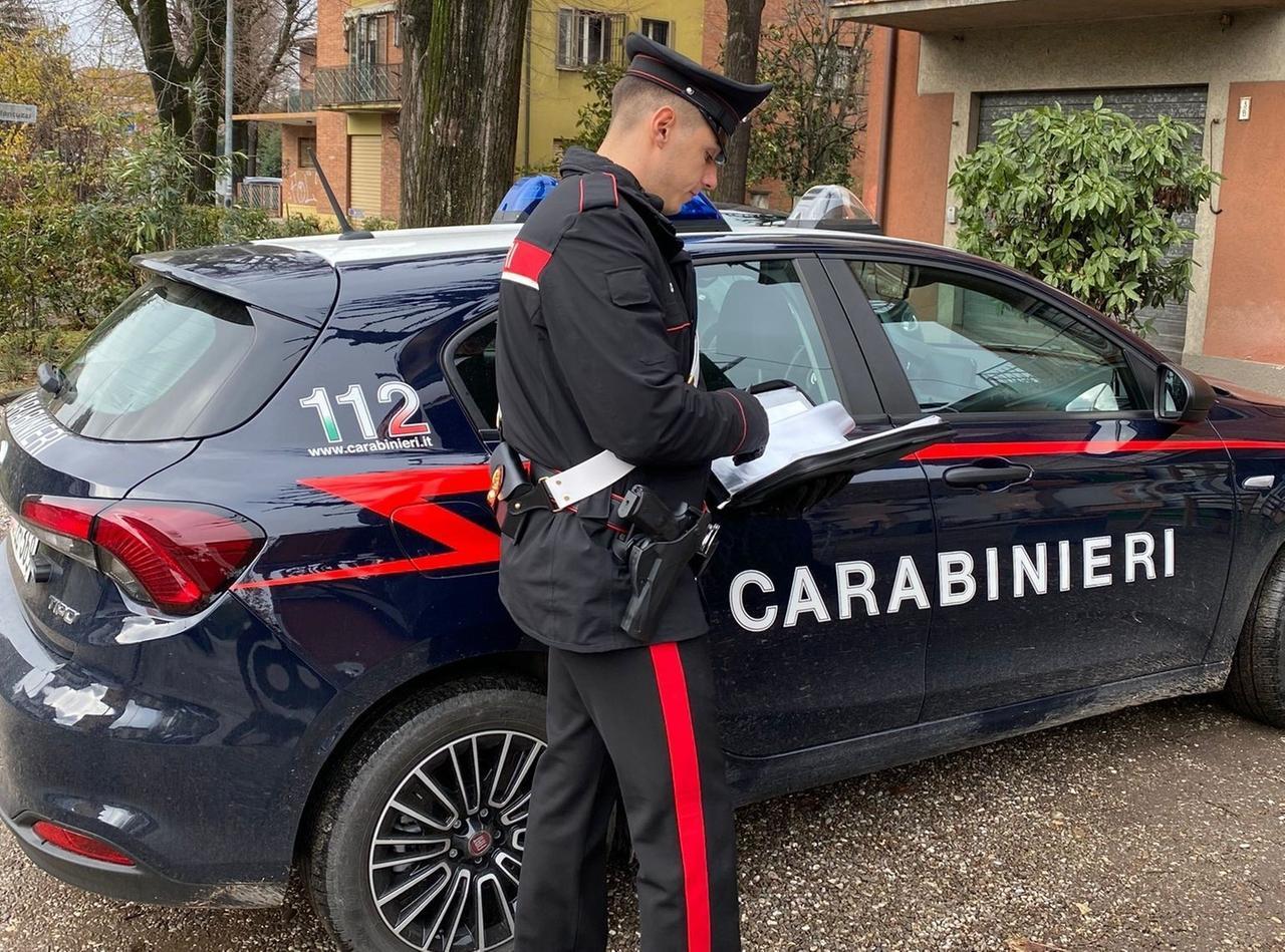 Casina, lite familiare per il diritto di passaggio su una strada: 44enne aggredito con spray urticante e minacciato con una doppietta