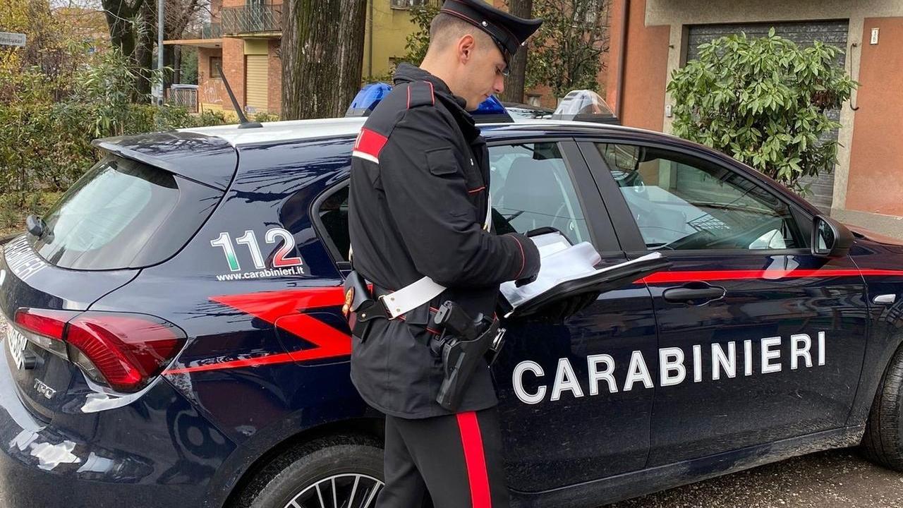 Casina, lite familiare per il diritto di passaggio su una strada: 44enne aggredito con spray urticante e minacciato con una doppietta
