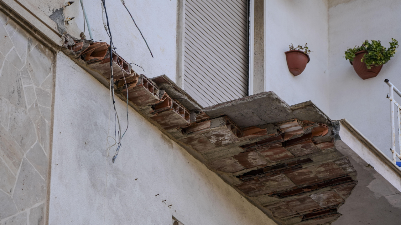 Il balcone crollato in via Bonomo (Foto Stick)