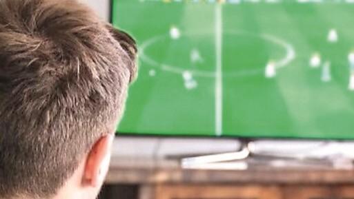 Calcio in tv, la stangata per i tifosi: quasi mille euro per seguire Serie A e Champions