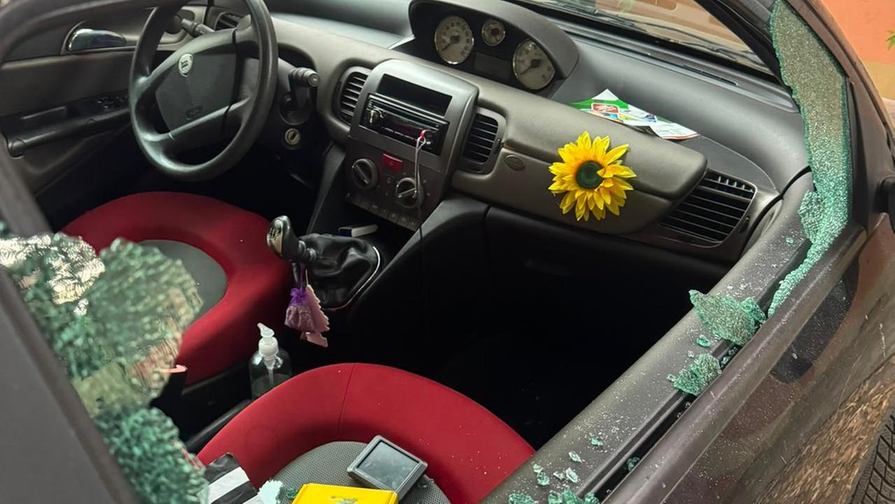 Auto saccheggiata in via Cassoli: i ladri hanno preso la borsa della palestra (Segnalazione da una lettrice)
